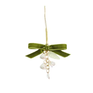 Llavero de lirio de los valles con lazo de terciopelo verde y colgantes de flores blancas