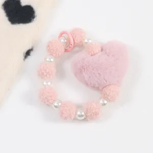 Détail de breloque cœur en peluche rose et perles blanches avec fermoir métal