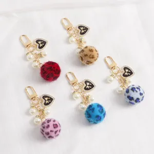 Porte-clés boule en peluche léopard avec breloque cœur et perles en cinq couleurs