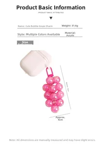 Rosa Acryl-Trauben-Schlüsselanhänger mit Metallclip an einem weißen Kopfhöreretui