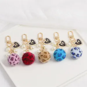 Porte-clés Boule de Peluche Imprimé Léopard Cœur Strass Émail Pendentif Imitation Künstliche Perle Charme de Sac Pour Femmes Accessoire