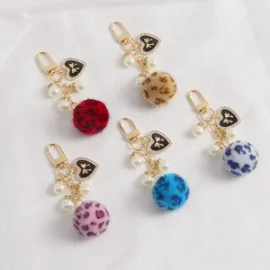 Porte-clés pompon léopard avec breloque cœur et perles en cinq couleurs assorties