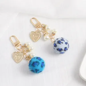 Porte-clés en peluche léopard avec pendentif cœur et perles élégantes