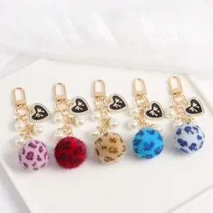 Détail de 5 porte-clés en peluche léopard avec perles et breloques en cœur
