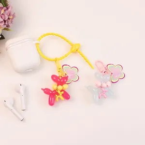 Porte-clés chien ballon avec étiquettes fleurs et perles colorées sur une lanière jaune