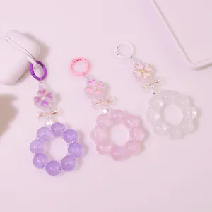 Vista dettagliata dei portachiavi a quadrifoglio con perline in viola, rosa e bianco