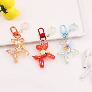 Portachiavi cane a palloncino colorati con stelle e fiori su uno scaffale bianco