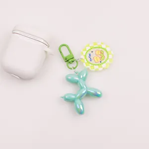 Dettaglio portachiavi cane palloncino laser con ciondolo tulipano e moschettone verde