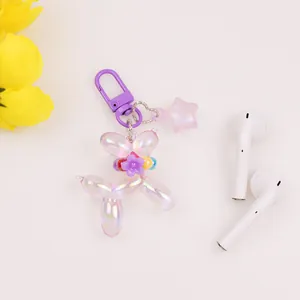 Dettaglio portachiavi a forma di cane palloncino viola cangiante con anello a D e stella