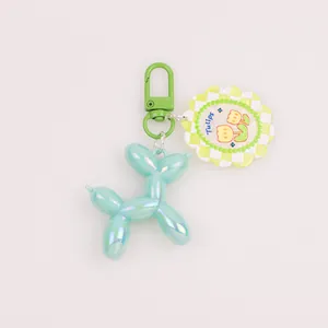 Dettaglio portachiavi cane palloncino celeste con ciondolo a forma di tulipano