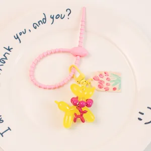 Porte-clés chien ballon jaune en résine avec breloque fleur rose sur assiette en céramique