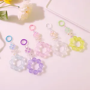 Cinque portachiavi a quadrifoglio con ciondoli floreali e fiocchi in colori pastello