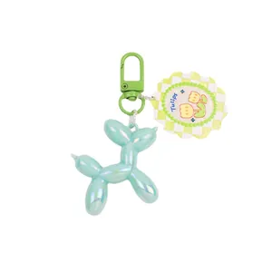 Portachiavi cane palloncino blu pastello con ciondolo tulipano e gancio verde per borsa