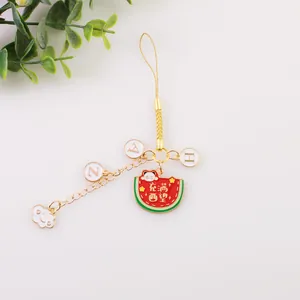 Détail d'un porte-clés créatif avec breloque panda pastèque et perles de lettres