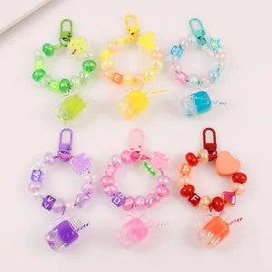 Vue détaillée de porte-clés perlés colorés avec mini tasses de fruits et petits charms