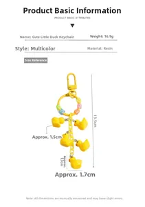 Detail van schattige gele hars eenden met smiley kralen aan een ketting sleutelhanger
