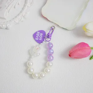 Ciondolo squisito con perle e tulipano viola per telefono o borsa con cuore viola