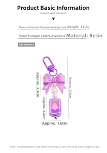 Détail du nœud en résine irisée violette et du pendentif carte de poker du porte-clés