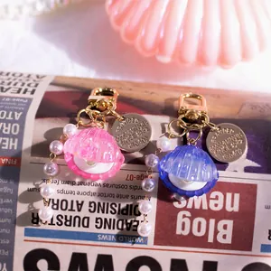 Portachiavi conchiglia di perle in resina glitterata e metallo dorato in rosa e blu