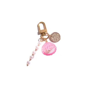 Portachiavi a conchiglia rosa con perle bianche e ciondolo dorato per custodia AirPods