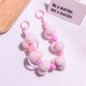Detailansicht eines rosa Plüsch-Schlüsselanhängers mit Perlenherz und Ringanhängern