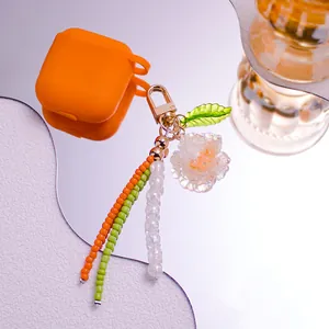 Portachiavi floreale con custodia in silicone arancione e ciondolo a camelia