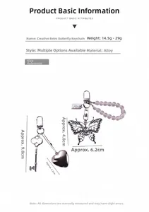Macro-opname van vintage zilveren vlinder- en hartvormige hangers met afmetingen