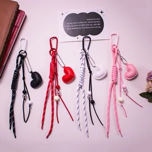 Détails des porte-clés cœur en cuir tressé en noir, rouge, rose et motifs variés