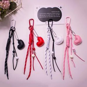 Porte-clés cœur en cuir coloré avec corde tressée et mousqueton en métal en quatre coloris