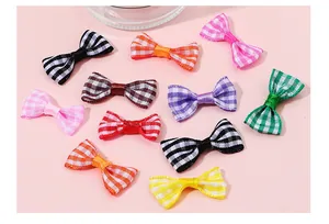 Vista detallada de lazos de tela a cuadros de colores para pinzas y accesorios de DIY
