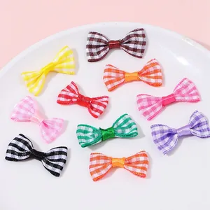 Bunte karierte Mini-Stoffschleifen für DIY-Haarschmuck und Bastelmaterialien