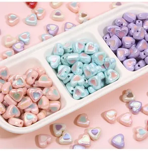 Gros plan de perles de cœur en acrylique pastel avec finition nacrée pour bijoux