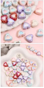 Détail macro de perles en acrylique en forme de cœur irisé pour bijoux DIY
