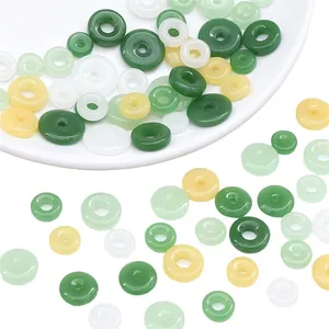 Detailansicht bunter Glas-Donuts für DIY-Schmuckherstellung und Halsketten-Handwerk