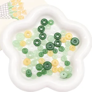 Makro-Detail bunter Jade-Stil Donut-Perlen in Keramikschale für DIY-Schmuckherstellung