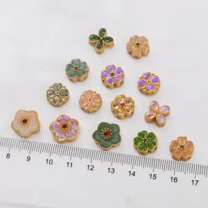 Gouden bloembedels voor DIY-sieraden in diverse kleuren met liniaal voor afmetingen