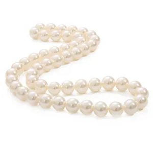 Elegante collar de perlas de vidrio de alta calidad con gran brillo sobre fondo blanco