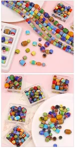 Dettaglio macro di perline di vetro millefiori colorate per gioielli fai-da-te e accessori