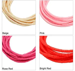 Détails macro de perles en argile beige, rose, rose rouge et rouge pour bijoux DIY