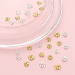 Perles intercalaires flocon dorées et argentées pour bijoux DIY sur support en verre