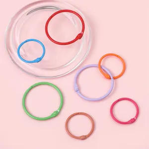 Detalle de anillos de metal en colores macaron para encuadernación y manualidades DIY