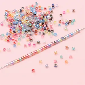 Detailaufnahme von 2,5 mm bunten Glasperlen mit Einfädelnadel für DIY-Schmuckherstellung