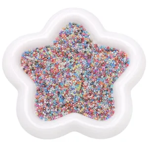 Bunte 2,5 mm Glasperlen für DIY-Schmuck in einer sternförmigen weißen Schale