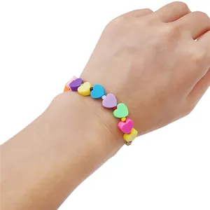Buntes mattes Herzperlen-Armband aus Harz für handgefertigten DIY-Schmuck und Design