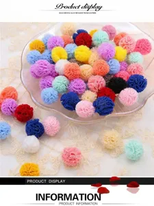 Nahaufnahme bunter 15mm Polyester-Netzbälle in Glasschale für DIY-Bastelarbeiten