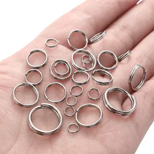 Close-up van roestvrijstalen splitringen in verschillende maten voor DIY-sieraden