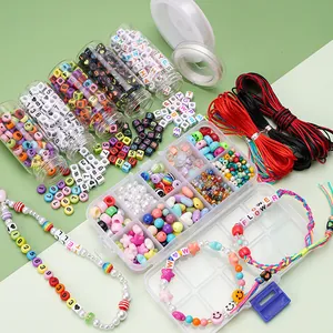 Flachbild von bunten Acrylperlen und Anhängern für DIY-personalisierten Schmucksets