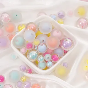Vue macro de perles en acrylique dépolies et irisées de 8-16mm pour la création de bijoux