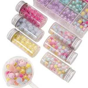 Perles en acrylique dépolies pour bijoux DIY dans une boîte de rangement avec loupe