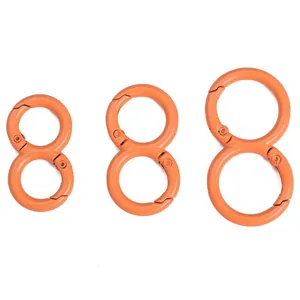 Drie oranje figure-8 legering karabijnhaken in kleine, middelgrote en grote maten